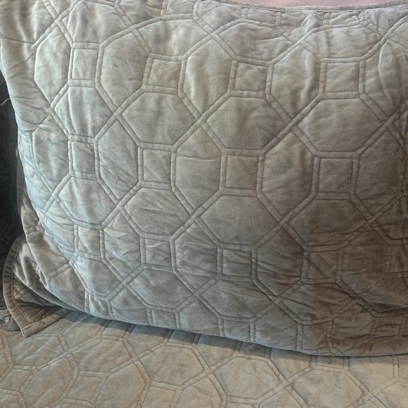 Elegant Taupe Quilted Bedding Set - Picture 4 of 4